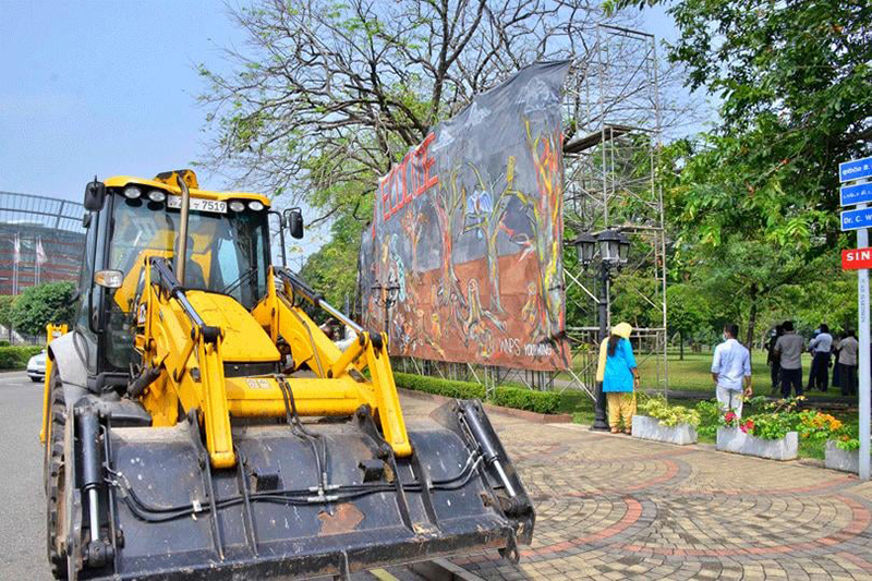 වන සංහාරයට විරෝධය එල්ල කරමින් ඇඳි සිතුවමටත් අත තියයි..! 