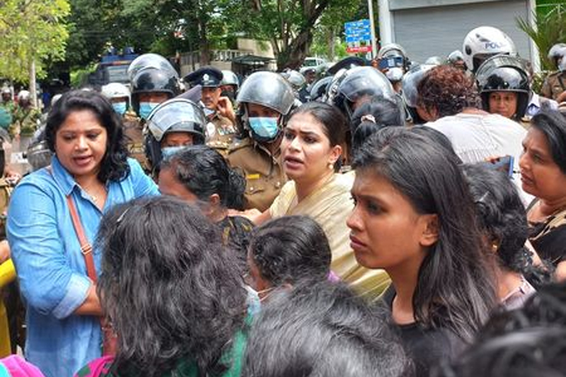 හිරුණිකා ඇතුළු කාන්තාවෝ අගමැති රනිල්ගේ නිවස වටලයි (VIDEO)