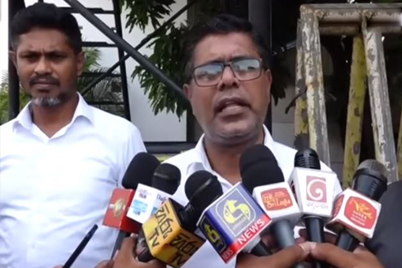 නීතියට පිටින් වැඩ චන්ඩි පොලිස් ගැන මුජිබර්ගෙන් පොලිස්පතිට පැමිණිල්ලක්  (VIDEO)