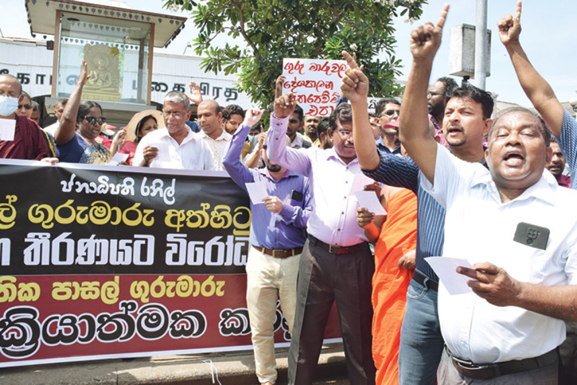 ගුරුවරුන් අධ්‍යාපන අමාත්‍යංශය වට කරයි