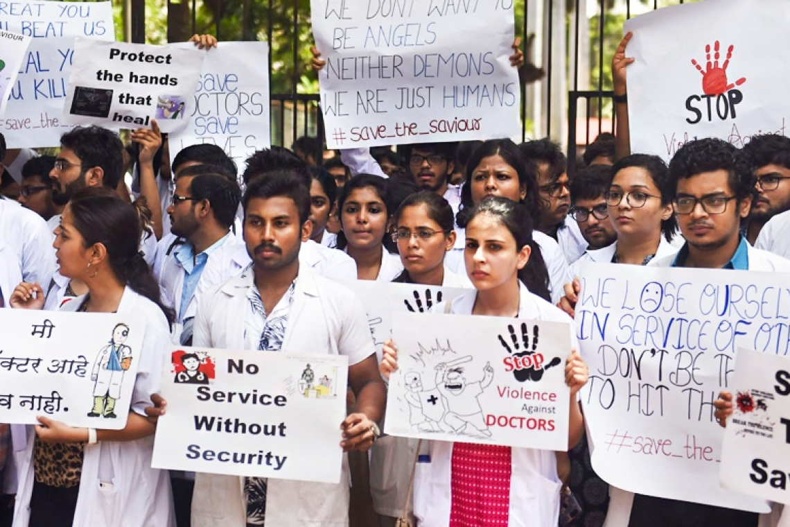 වෛද්‍ය වර්ජනයෙන් රෝහල් කටයුතුවලට බාධා