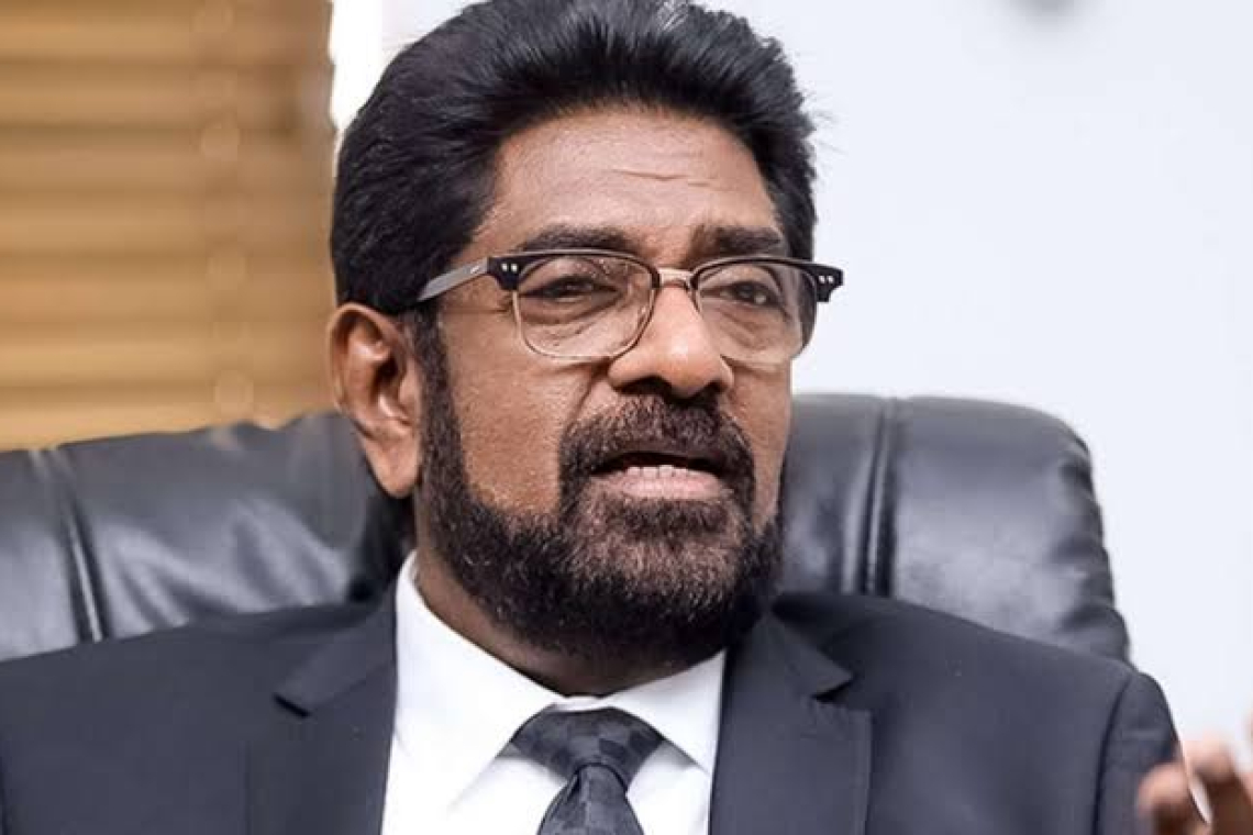 රජයේ වැටුප් හා අතිකාල දීමනා අවභාවිතා කිරීම;  කෙහෙළියගේ නිවසේ සේවිකාව අත්අඩංගුවට