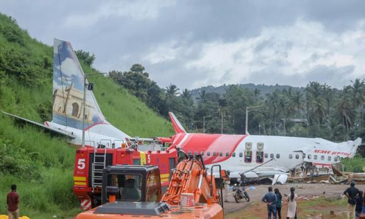 ඉන්දීය ගුවන් යානයක් කඩා වැටේ… 242ක් මරුට…