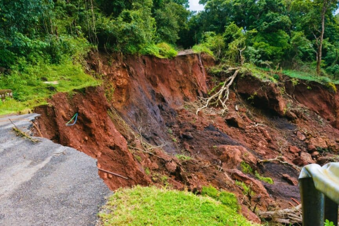දිස්ත්‍රික්ක 7කට නායයෑමේ අනතුරු ඇඟවීම් නිකුත් කෙරේ