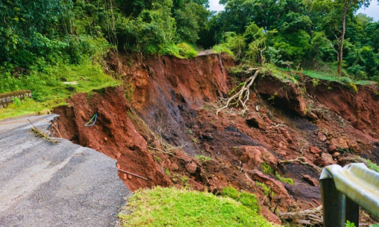 දිස්ත්‍රික්ක 7කට නායයෑමේ අනතුරු ඇඟවීම් නිකුත් කෙරේ