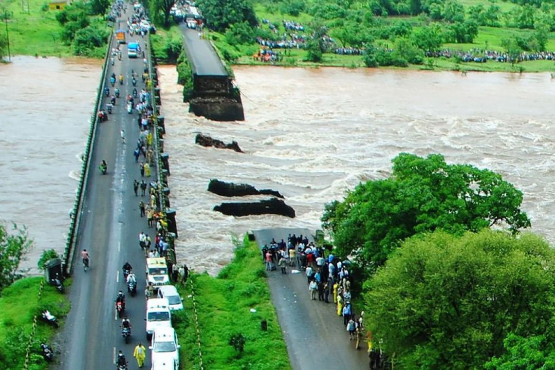 ඉන්දියාවේ ගඟක් හරහා පාලමක් කඩා වැටී දෙදෙනෙක් මරුට;  20කට වැඩි පිරිසක් අතුරුදන්