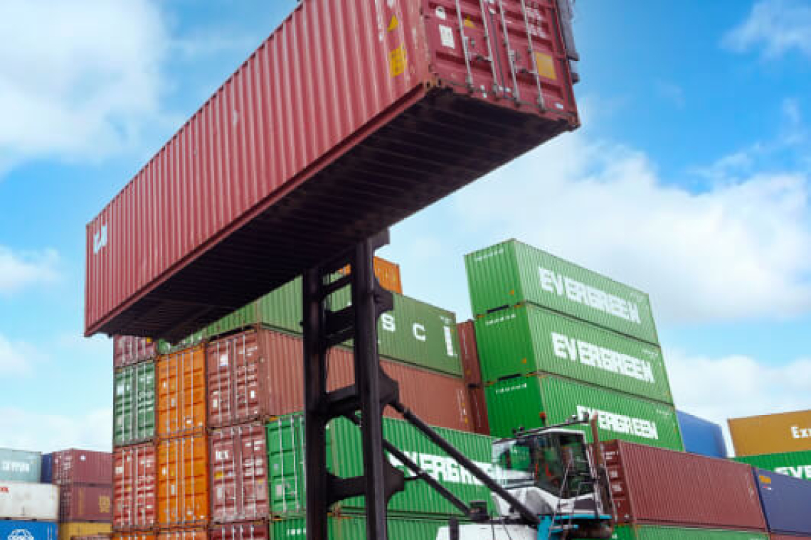 ලුණු බහළුම් සීයක් වරායේ හිරවෙලා.... ලුණු දියවී ගලායයි...