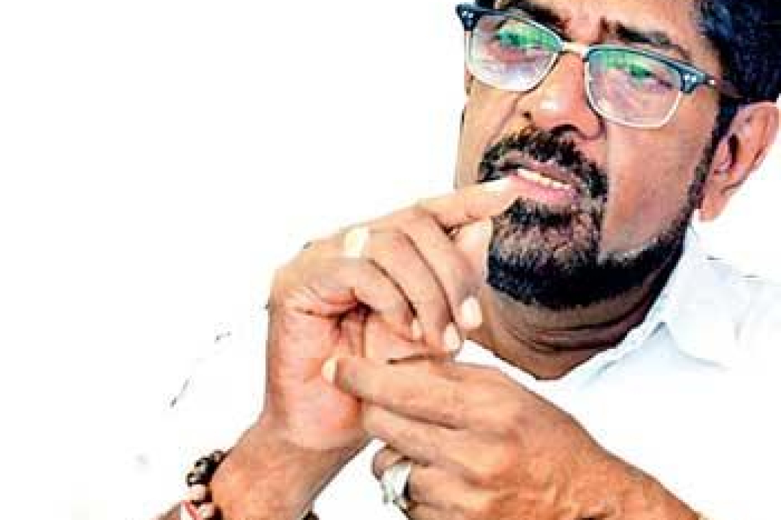 කෙහෙළිය බෙන්ස් රථයෙනුත් මසකට රුපියල් 240,000 ගානේ ගසා කාලා