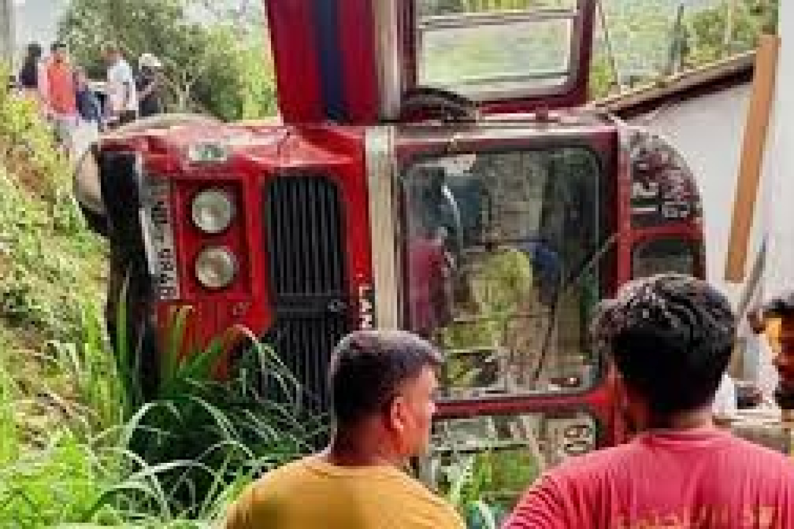  අදත් බස් අනතුරක්:  21ක් තුවාල ලබයි