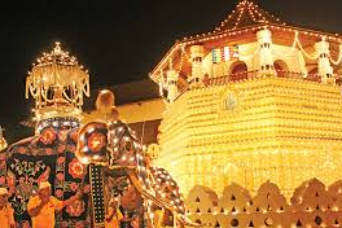 දළදා පෙරහරේ ආසන මඟඩියක්... පෙරහැර බලන්න ආසනයක් ලක්‍ෂයයි.. බිම් කඩක් කෝටියයි…