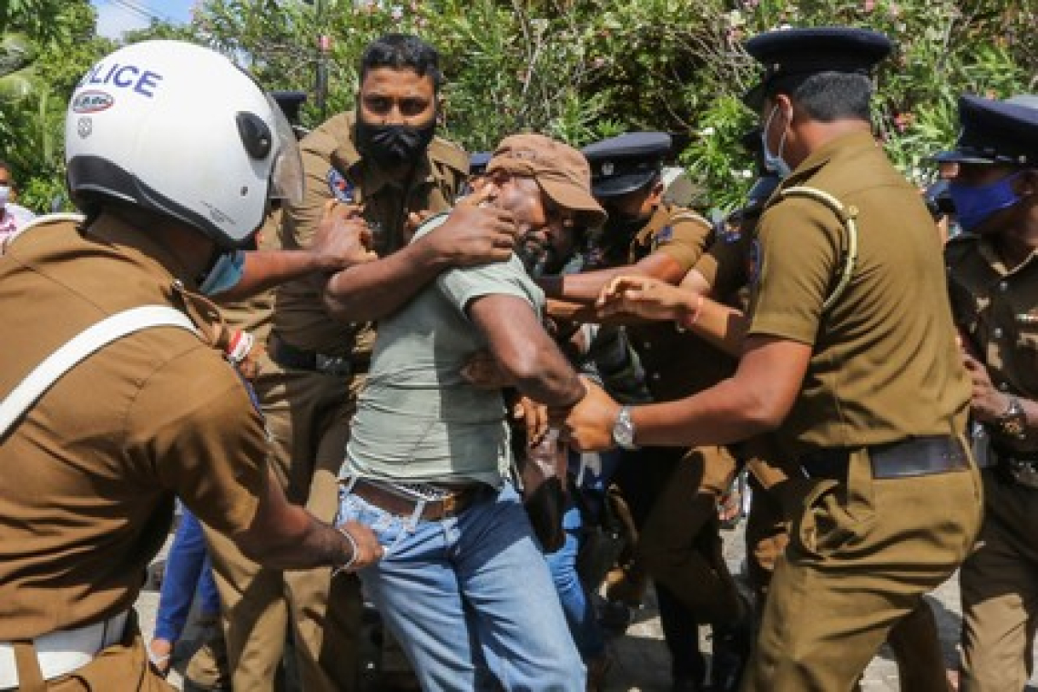 කළුතර යෞවන සමාජ උණුසුම්… කැරලි මර්ධන කැදවයි.. පිරිසක් අත්අඩංගුවට ..