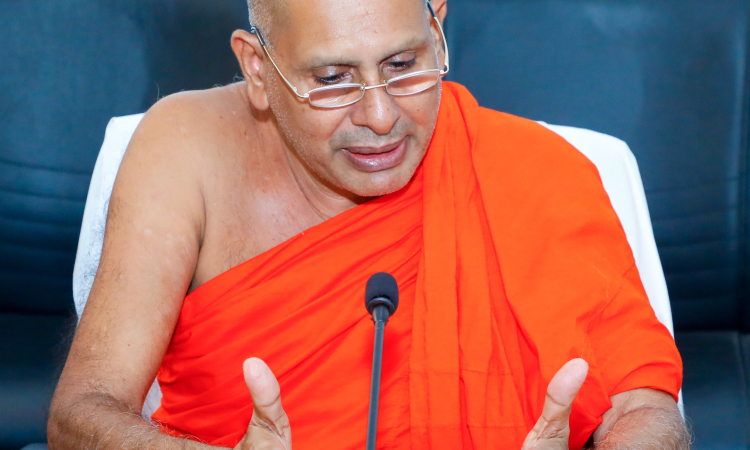 බත්තරමුල්ලේ සාදුත් සජිත්ව හම්බවෙන්න ඇවිත්