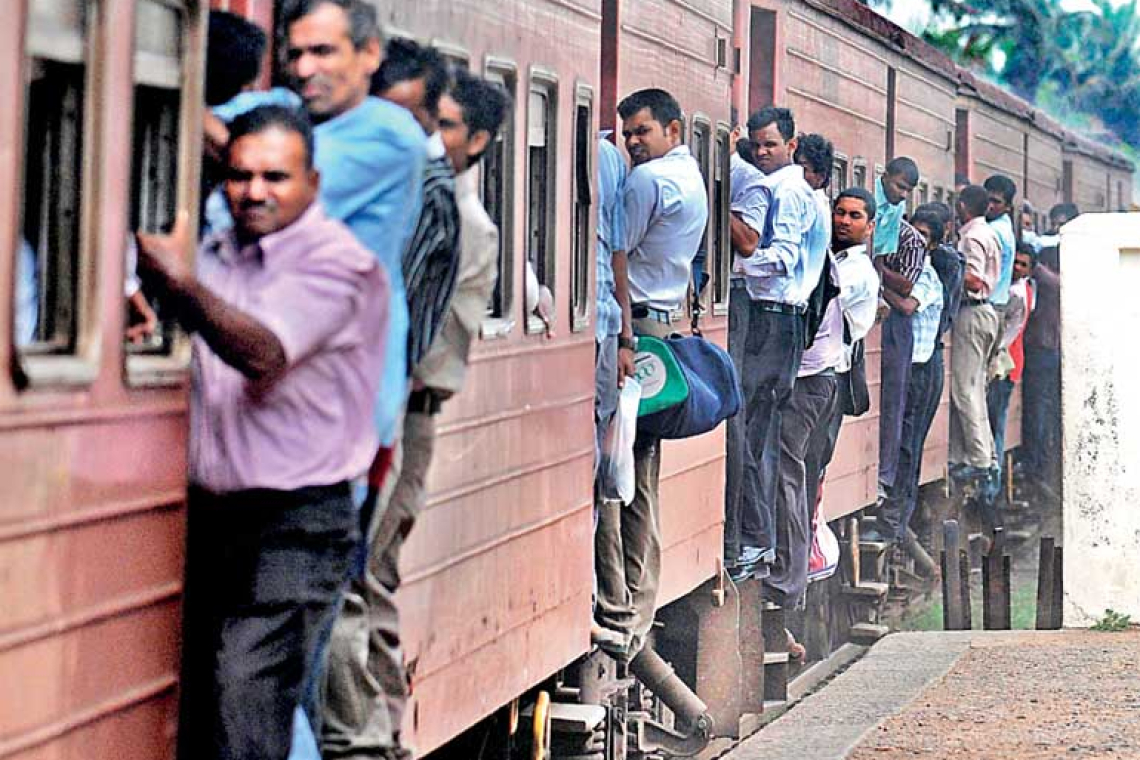 ඉල්ලා අස්වෙන්න බැහැයි කියපු දුම්රිය සාමාන්යාධිකාරී කැබිනට් අනුමැතියෙන් ධුරයෙන් නෙරපයි