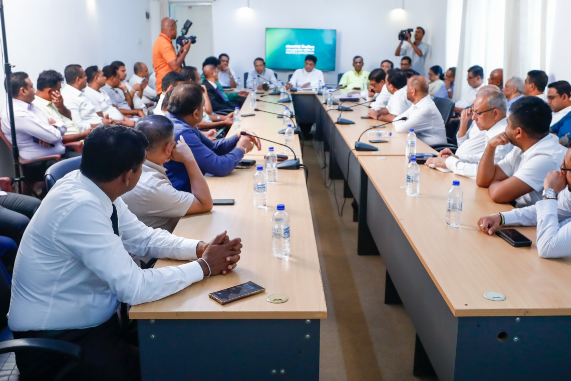 රනිල් නිදහස් කර ගැනීමේ සටනට සජිත් මූලිකත්වය දෙයි...  විපක්ෂයේ පක්ෂ නායකයින් රැසක් විපක්ෂ නායක කාර්යාලයට