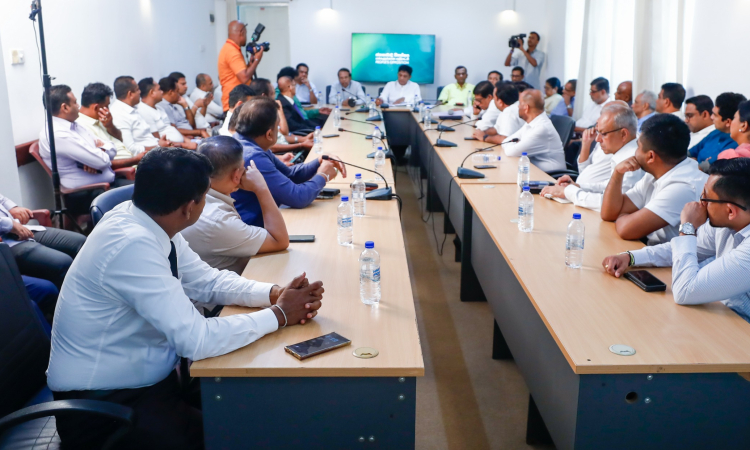 රනිල් නිදහස් කර ගැනීමේ සටනට සජිත් මූලිකත්වය දෙයි...  විපක්ෂයේ පක්ෂ නායකයින් රැසක් විපක්ෂ නායක කාර්යාලයට