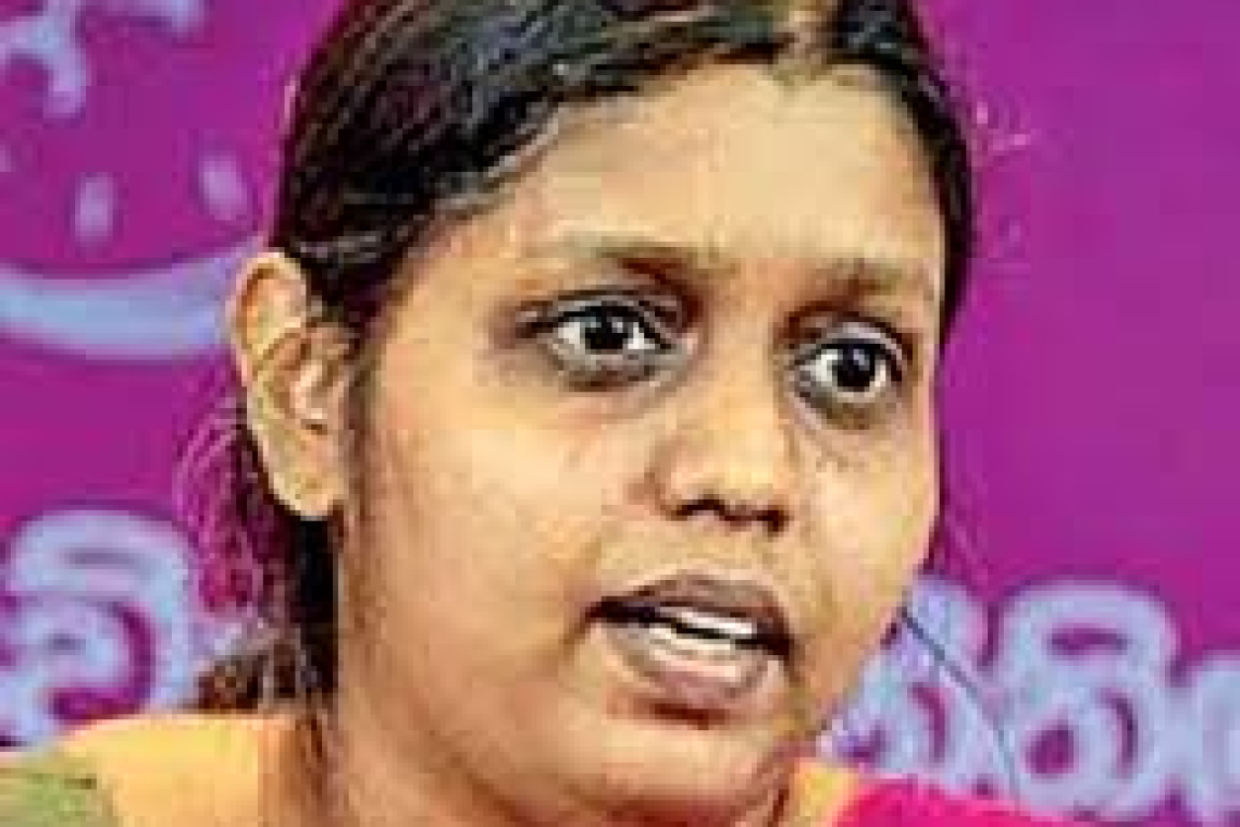  ජනපති අම්ම බලන්න යාම අවුලක් නෑ…රනිල් එංගලන්තයට ගිය එක වැරදියි- ලක්මාලි
