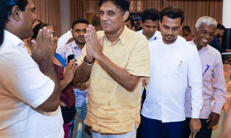 රජයට දැන් ගුරු සංවර්ධන නිලධාරීන් වැදගත් නොවුණට මේ අය නිදහස් අධ්‍යාපනය වෙනුවෙන් කළ සේවට අපිට අමතක කරන්න බෑ - විපක්ෂ නායක සජිත් ප්‍රේමදාස 