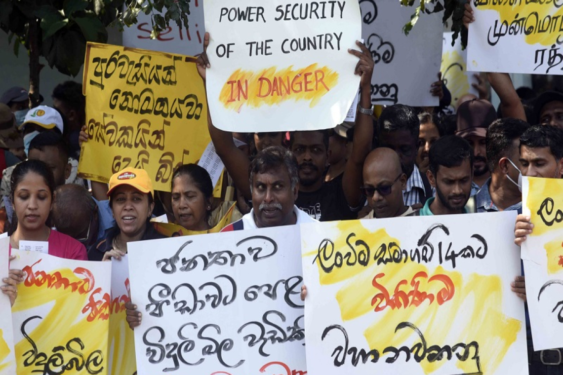 ලංවිම සේවකයෝ අදත් ලෙඩ නිවාඩු-විසඳුමක් නොලැබුණොත් දීපව්‍යාප්ත වර්ජනයකට