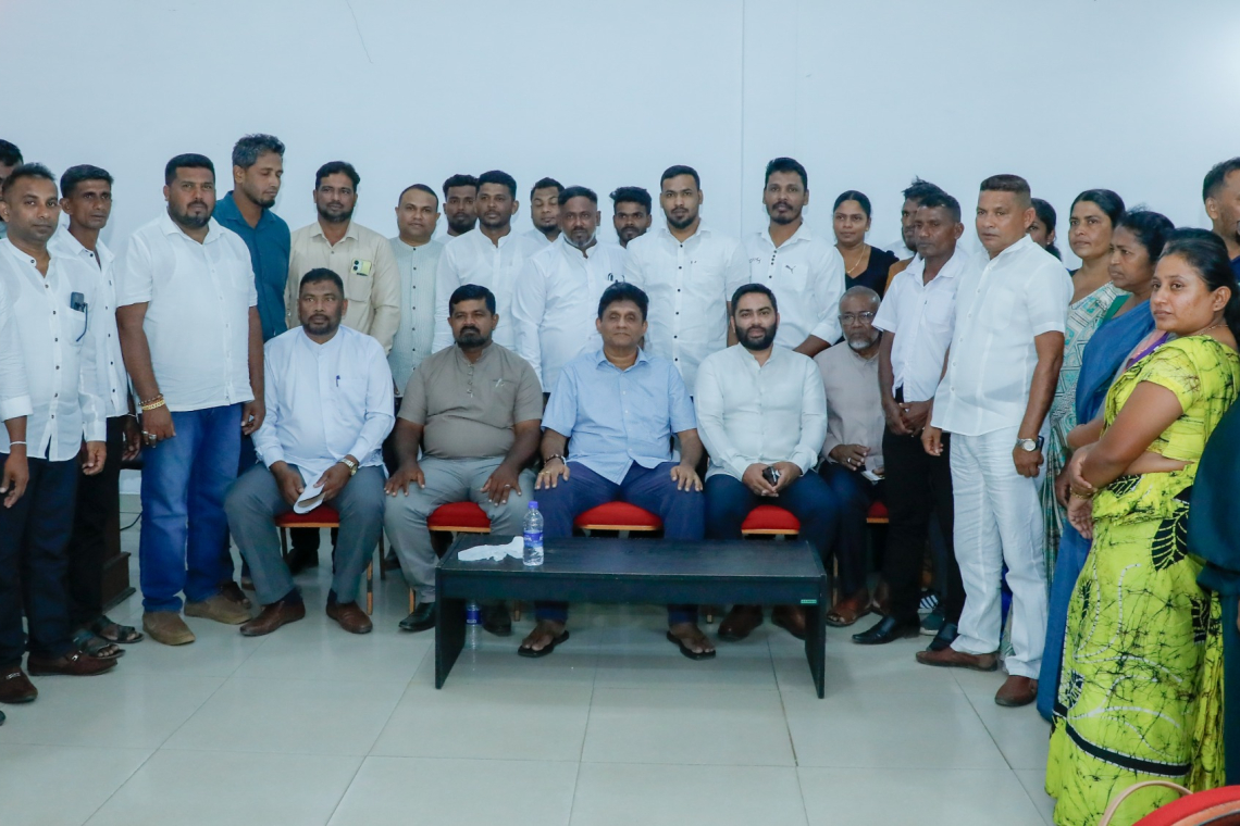 ප්‍රතිව්‍යූහගත කරනවා කියා අද විදුලිබල සේවකයෝ 23000ක් අනාථ කරලා – විපක්ෂ නායක සජිත් ප්‍රේමදාස ත්‍රිකුණාමල දිස්ත්‍රික් පළාත් පාලන මන්ත්‍රී සංසදය හමුවෙමින් කියයි