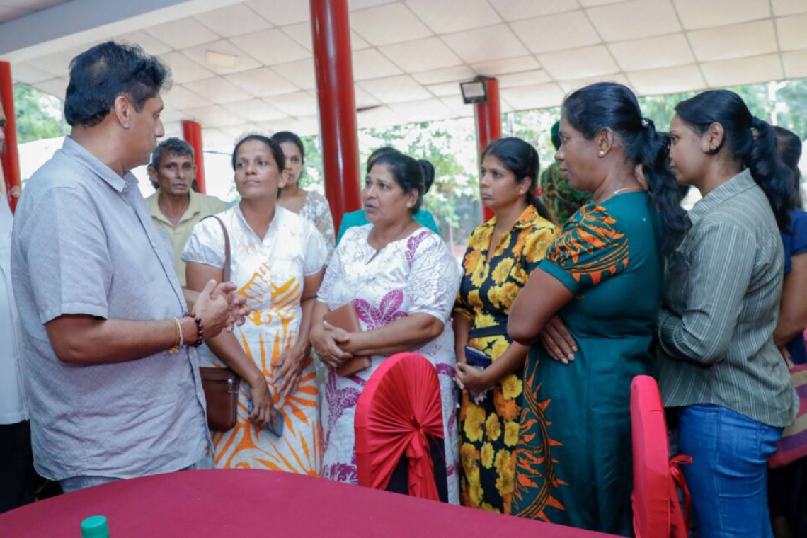 නුවර වැව් රක්ෂිතය මනින්න ගිහින් අවුල් ගොඩක්! අනුරාධපුරේ ගිය සජිත් වට කරගෙන ජනතාව ඉඩම් ප්‍රශ්න කියයි! විසඳුම සජිත් පෙන්වා දෙයි! 