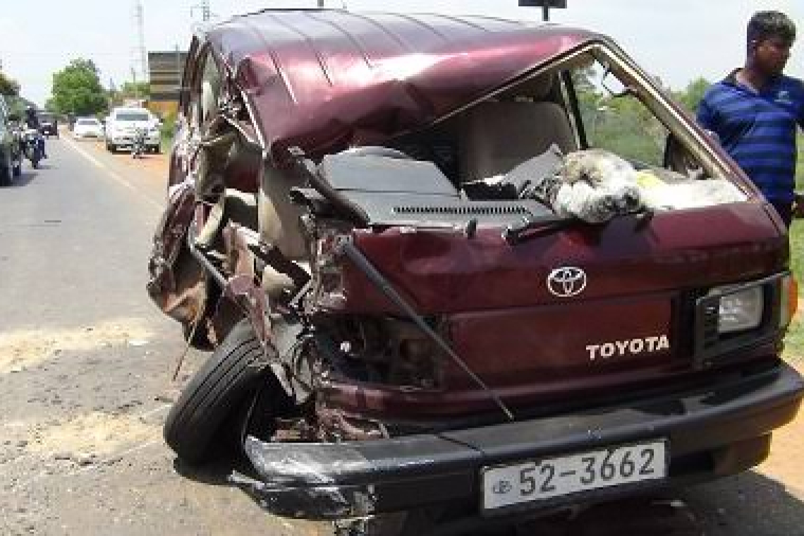 ඊයෙත් මාරක රිය අනතුරු හතරක්... පුද්ගලයින් සිව් දෙනෙකු මරුට