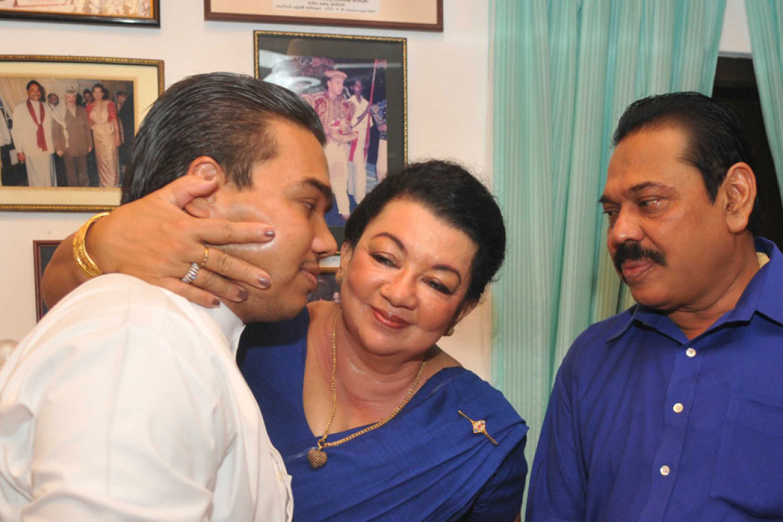 රජයේ මුදල් අවභාවිතය සම්බන්ධයෙන් මහින්ද රාජපක්ෂ, ශිරන්ති රාජපක්ෂ, නාමල් රාජපක්ෂට එරෙහිව අල්ලස් කොමිසමට පැමිණිලි කෙරේ…