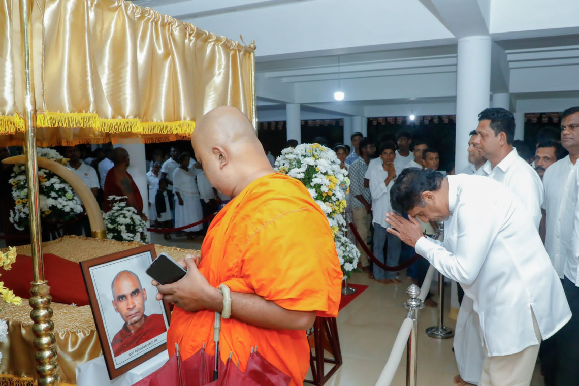 කේබල් ඩක්කුව කඩා වැටී අපවත් වූ භික්ෂුන් වහන්සේලාට අවසන් ගෞරවය දැක්වීමට විපක්ෂ නායකවරයා නා උයනට