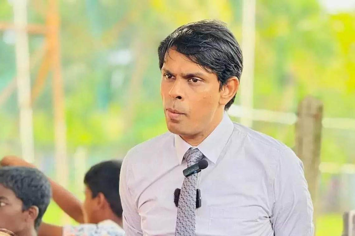 විපක්ෂයේ සිටින කාලයේ බස්වල කෝච්චිවල යමින් වීඩියෝ සමාජ මාධ්‍යවලට දැමූ පිරිස දැන් නාමල්ට වඩා පෝසතුන්… දැන් වාහන දෙකතුන තියාගෙන ඉන්නේ…