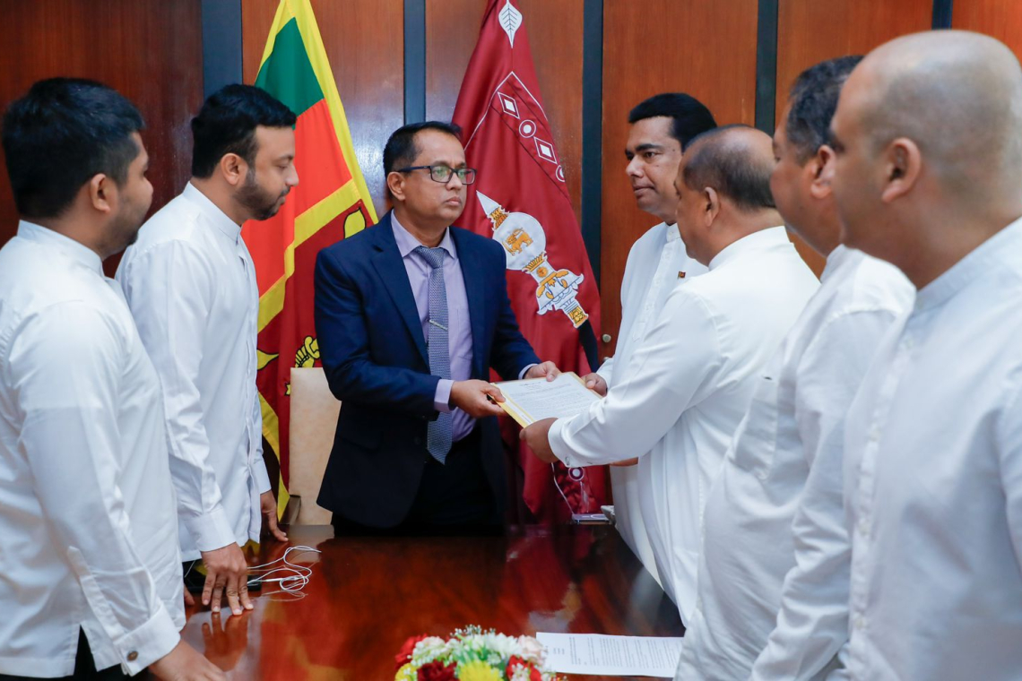 කන්ටේනර් 323 පිටකිරීම ජාතික ආරක්ෂාවට තර්ජනයක් – විශේෂ කාරක සභාවක් පත්කරන්න – විපක්‍ෂය කතානායක වරයාගෙන් ඉල්ලයි