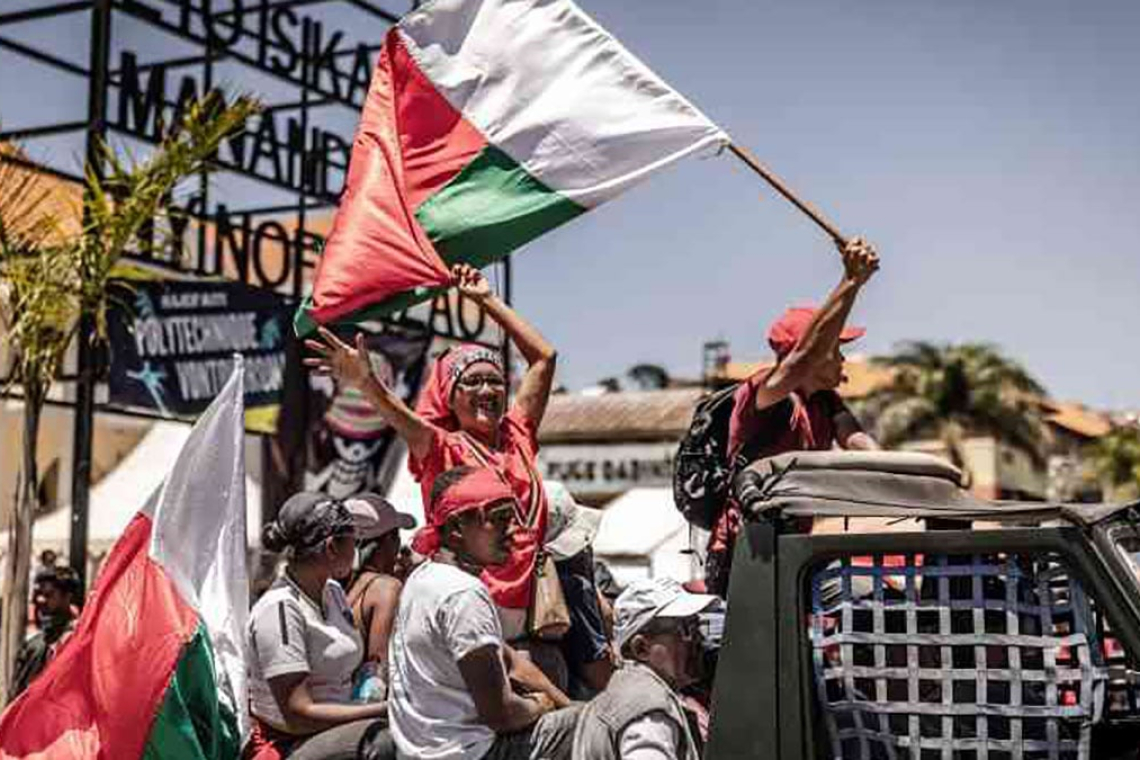 මැඩගස්කරයේ බලය කැරලිකරුවන්ට .. ජනාධිපති පලා යයි..