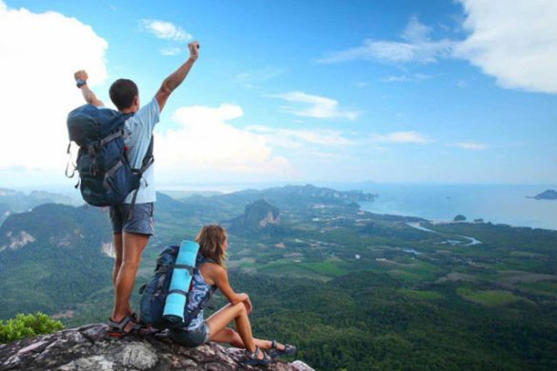 මේ වසරේ මාස 10ට සංචා­ර­කයෝ ලක්ෂ 18ක් ඇවිත්