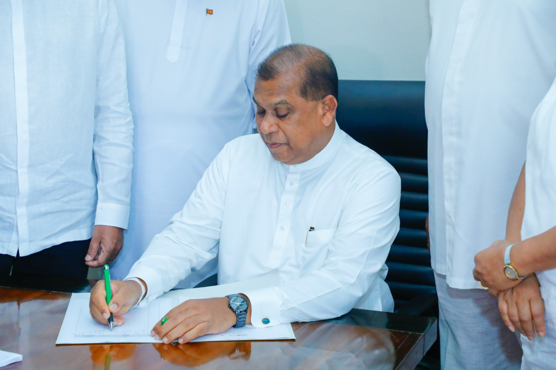 අගමැති හරිනිට එරෙහි විශ්වාසභංගය ‘අප්ඩේට්’ වෙයි ! මහජන අත්සන් එකතු කිරීම ඇරඹෙයි !