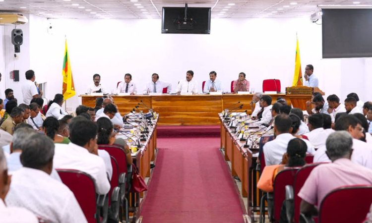 'වෙසක් උත්සවයෙන් නැති ‘ආරක්ෂාවට තර්ජන’ පල්ලියේ මංගල්‍යයෙන් මතුවන්නේ ඇයි ?'