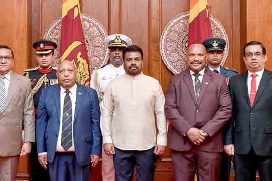 නව තානාපතිවරු සිව් දෙනෙක් සහ මහකොමසාරිස්වරු දෙදෙනෙක්  ජනපතිට අක්තපත්‍ර භාර දෙති