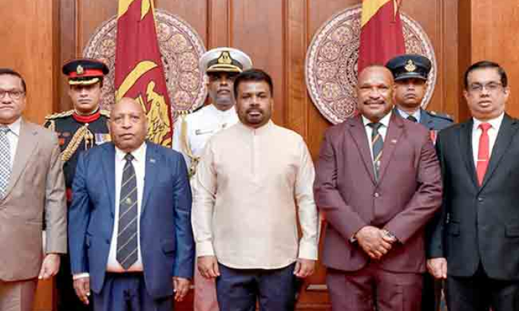 නව තානාපතිවරු සිව් දෙනෙක් සහ මහකොමසාරිස්වරු දෙදෙනෙක්  ජනපතිට අක්තපත්‍ර භාර දෙති