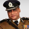 හිටපු පොලිස්පති වෙඩි තබාගෙන සිය දිවි නසාගනී...