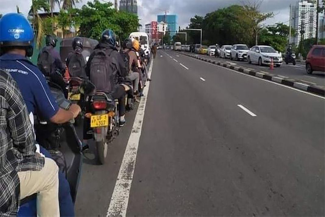 මංතීරු නීතියෙන් බැට කන්නේ කවු ද?