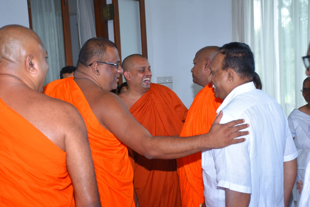 ජයරත්න හේරත් ඉගිලෙනකොට තමා රෙද්ද අස්සෙ සුද පෙනිලා තියෙන්නෙ